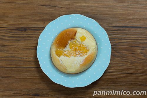 「ごろっとりんごのフロマージュパン」ローソン上から撮った写真