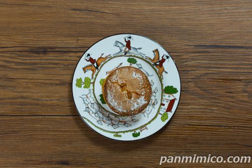 セブンの「７プレミアム　渋皮栗のベイクドマロンサンド」上から撮った写真