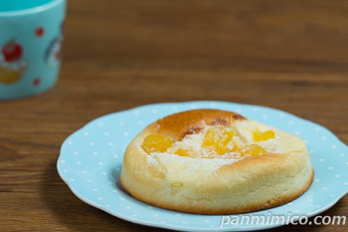 「ごろっとりんごのフロマージュパン」ローソン斜めから撮った写真