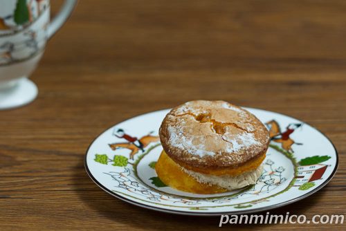 セブンの「７プレミアム　渋皮栗のベイクドマロンサンド」斜めから撮った写真