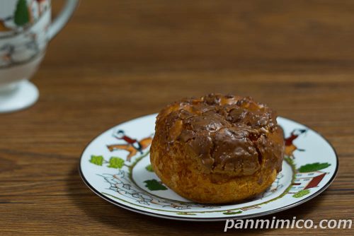 ローソン「Uchi Café×MERCER bis　生キャラメルクッキーシュー」斜めから撮った写真