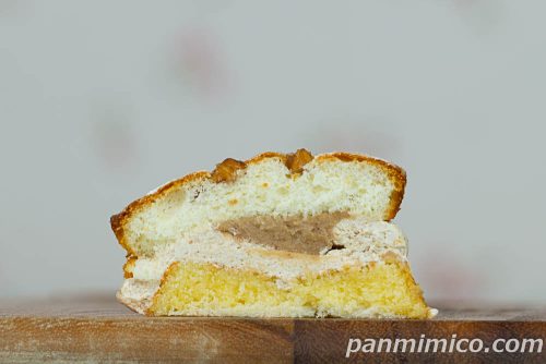 セブンの「７プレミアム　渋皮栗のベイクドマロンサンド」断面の写真