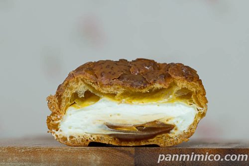 ローソン「Uchi Café×MERCER bis　生キャラメルクッキーシュー」断面の写真