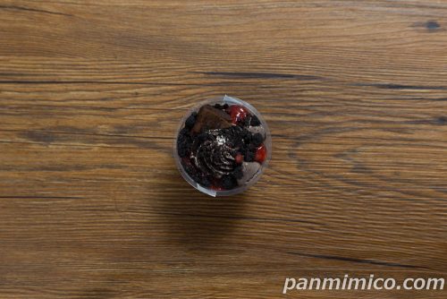 セブンの「プリンケーキパフェ ヤミいちご」上から撮った写真