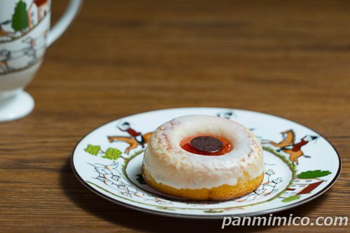 セブンの「いちごとホワイトチョコのケーキ」斜めから撮った写真