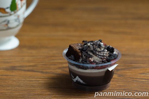 セブンの「プリンケーキパフェ ヤミいちご」斜めから撮った写真