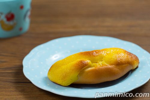 【タカキベーカリー】「怪獣レモンクリームパン」斜めから撮った写真
