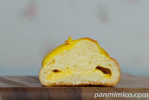 【タカキベーカリー】「怪獣レモンクリームパン」断面の写真