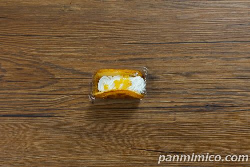 ヤマザキの新作「あんことカスタードのワッフルオムレット」上から撮った写真