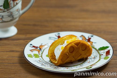 ヤマザキの新作「あんことカスタードのワッフルオムレット」斜めから撮った写真