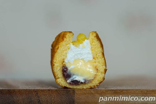 ヤマザキの新作「あんことカスタードのワッフルオムレット」断面の写真