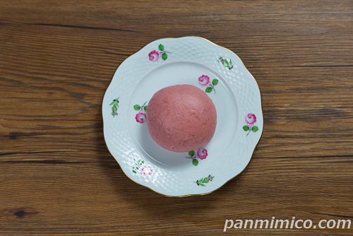 【ローソン】の「クリームたっぷり!ふわもち冷やしクリームパン おいもホイップ(紅はるか)」上から撮った写真