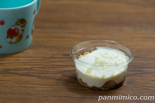 ローソン「白いティラミス（チョコソース）」斜めから撮った写真