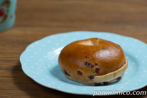 セブンイレブン「７Ｐ　クランベリーベーグルサンド（チーズクリーム）」斜めから撮った写真