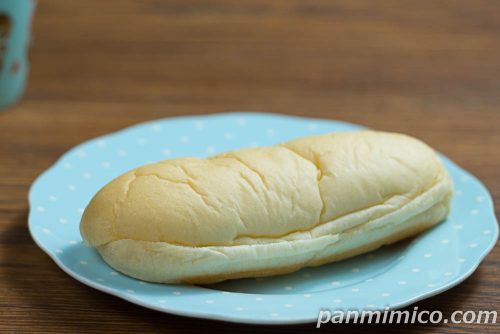 ファミマ白生コッペパン（りんご果肉入りカスタード）斜めから撮った写真