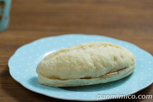 ファミマ「白生フランスパン(ダブル焦がしキャラメル)」斜めから撮った写真