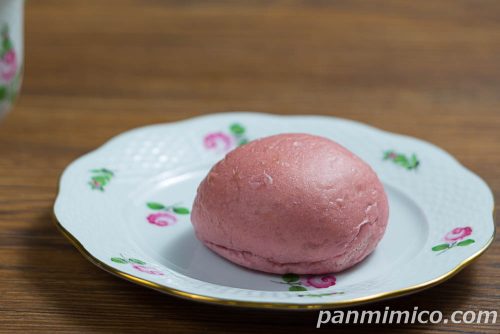 【ローソン】の「クリームたっぷり!ふわもち冷やしクリームパン おいもホイップ(紅はるか)」斜めから撮った写真