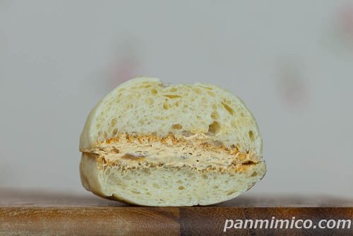 ファミマ「白生フランスパン(ダブル焦がしキャラメル)」断面の写真