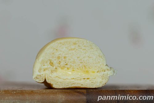 ファミマ白生コッペパン（りんご果肉入りカスタード）断面の写真