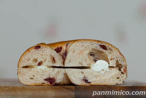セブンイレブン「７Ｐ　クランベリーベーグルサンド（チーズクリーム）」断面の写真