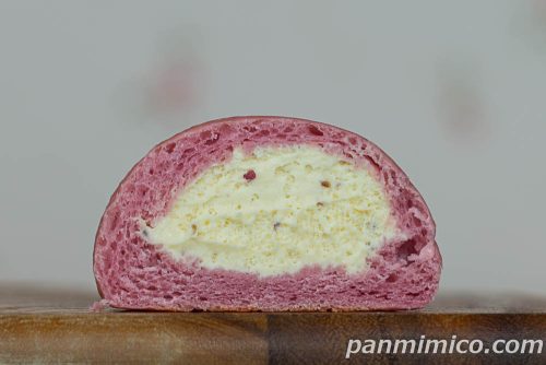 【ローソン】の「クリームたっぷり!ふわもち冷やしクリームパン おいもホイップ(紅はるか)」断面の写真