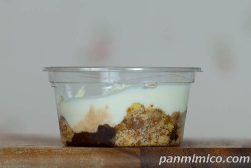 ローソン「白いティラミス（チョコソース）」断面の写真