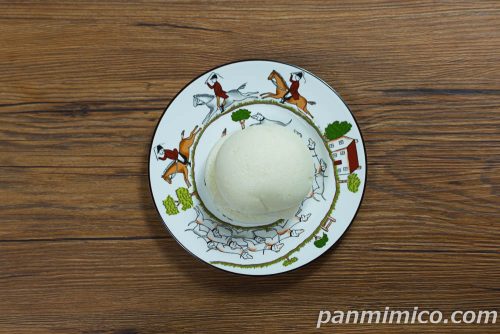 ヤマザキご当地スイーツ「お餅とあんこをはさんだミルクスフレ」上から撮った写真