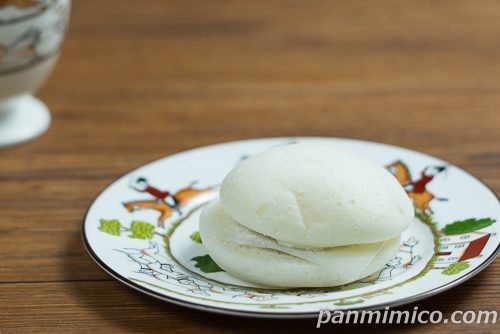 ヤマザキご当地スイーツ「お餅とあんこをはさんだミルクスフレ」斜めから撮った写真