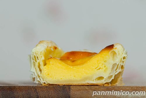 【セブンイレブン】タルト・オ・フラン断面の写真