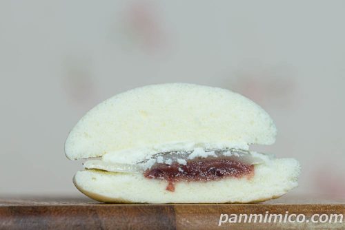 ヤマザキご当地スイーツ「お餅とあんこをはさんだミルクスフレ」断面の写真