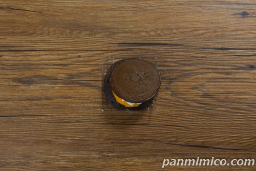 【セブン】かぼちゃ&マスカルポーネ生どら焼上から撮った写真