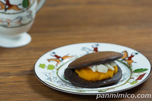 【セブン】かぼちゃ&マスカルポーネ生どら焼斜めから撮った写真