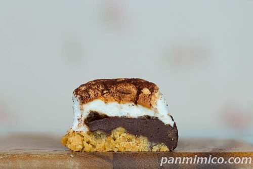 【セブンイレブン】の「スモア~マシュマロ&生チョコ~」断面の写真