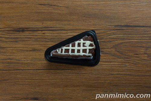 ショコラミルクレープ(生チョコレート使用)【ファミリーマート】上から撮った写真