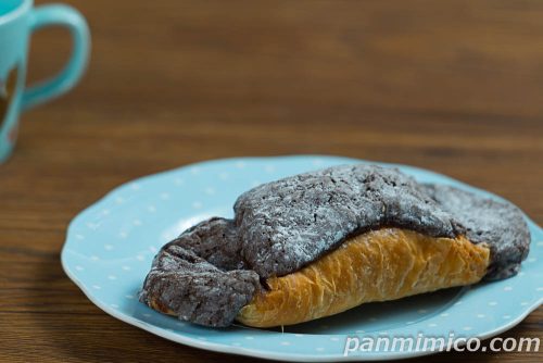 ファミマチョコマカロンクロワッサン斜めから撮った写真