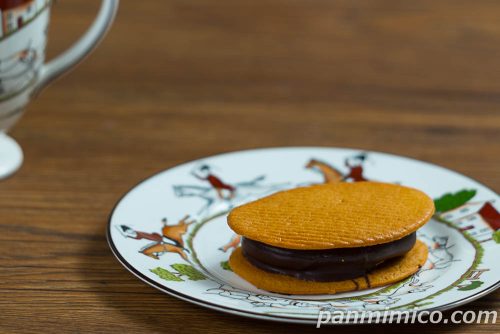 ファミマクリスピーチョコサンド斜めから撮った写真