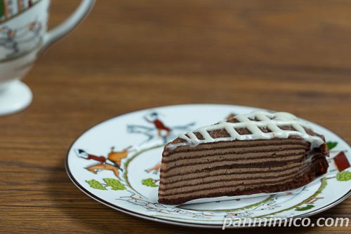 ショコラミルクレープ(生チョコレート使用)【ファミリーマート】斜めから撮った写真