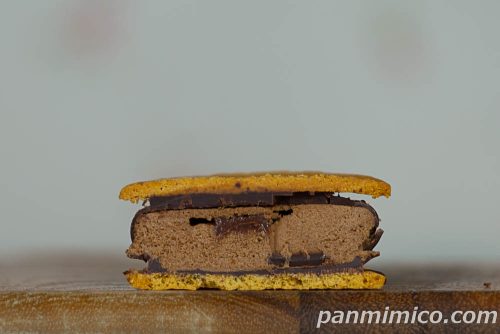 ファミマクリスピーチョコサンド断面の写真