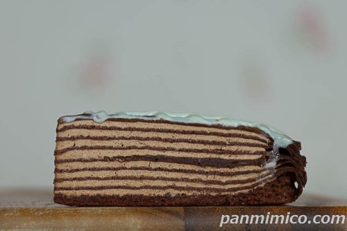 ショコラミルクレープ(生チョコレート使用)【ファミリーマート】断面の写真