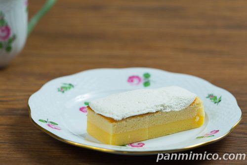 セブンの「７プレミアム　プリンシフォンスティックケーキ」斜めから撮った写真