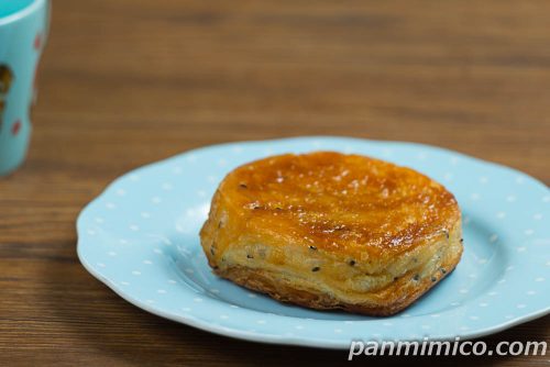 ローソン「おいものクイニーアマン 紅はるか」斜めから撮った写真