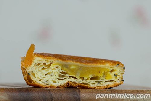 ローソン「おいものクイニーアマン 紅はるか」断面の写真