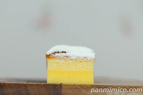 セブンの「７プレミアム　プリンシフォンスティックケーキ」断面の写真