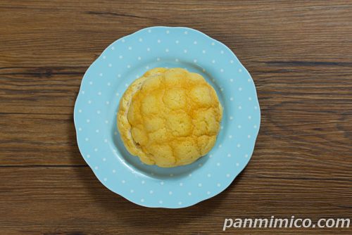 【ヤマザキ】「濃厚な満足感　バターメロンパン」上から撮った写真