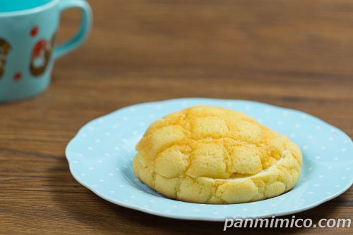 【ヤマザキ】「濃厚な満足感　バターメロンパン」斜めから撮った写真