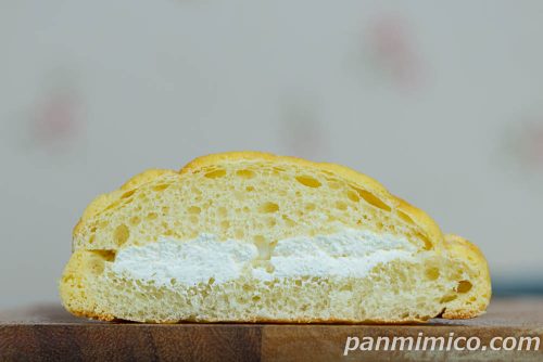 【ヤマザキ】「濃厚な満足感　バターメロンパン」断面の写真