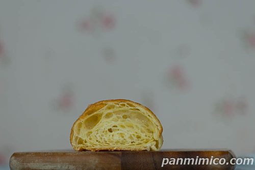 シュガーバタークロワッサン【フジパン】断面の写真