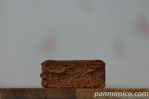 生ベイクドショコラチーズケーキ【ローソン】断面の写真