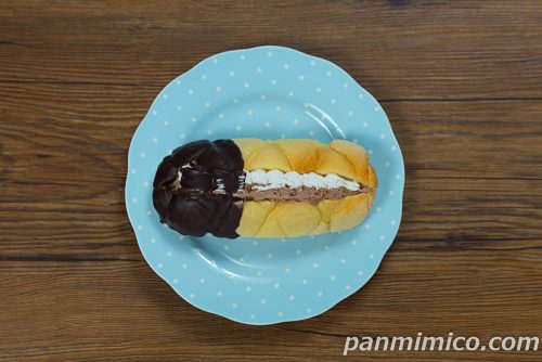 ダブルホイップメロンパン【ファミリーマート】上から撮った写真