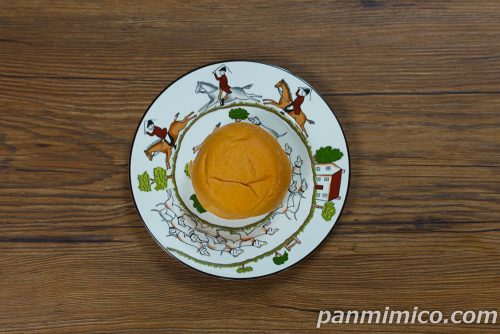 冷やして食べるとろけるくりーむパン　ミルクティー【ファミリーマート】上から撮った写真